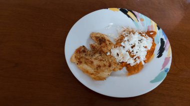 Tavuk, peynir ve kremalı bir tabak Meksika biberi.