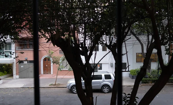 Calle Con Casa Rústica Fondo Camión Estacionado Entre Árboles —  Fotos de Stock