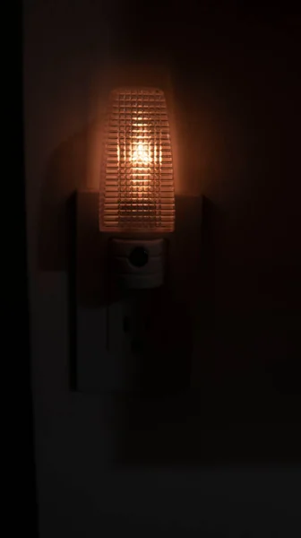 Liten Lampa Som Lyser När Ljuset Slocknar — Stockfoto