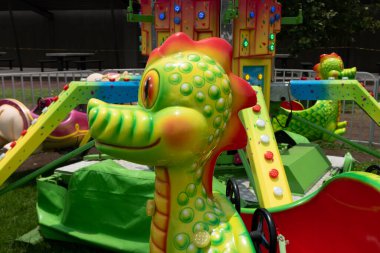 Eğlence parkında veya panayırda plastik yeşil ejderha figürü