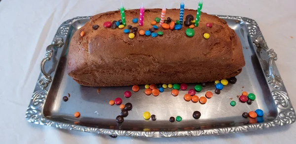 チョコレートと誕生日キャンドルの自家製ケーキ — ストック写真