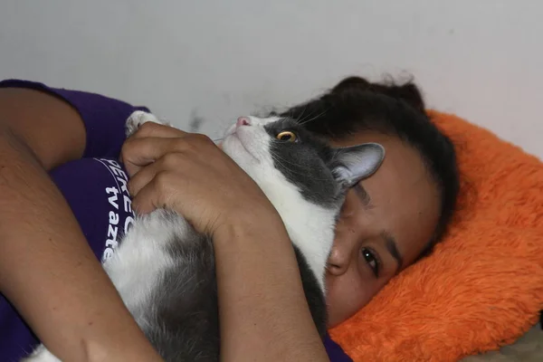 Young Woman Lying Hugs Her Cat — Stock Photo, Image