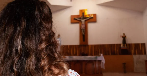 Sobre Hombro Mujer Con Espalda Hacia Altar Con Cruz Cristo — Foto de Stock