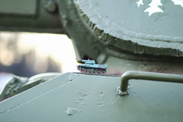 Tankın üzerindeki bir tankın kağıt modeli.
