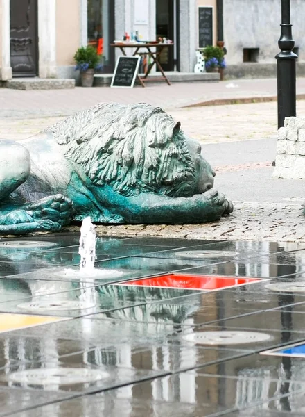 Meydandaki gdask çeşmesinde aslan heykeli