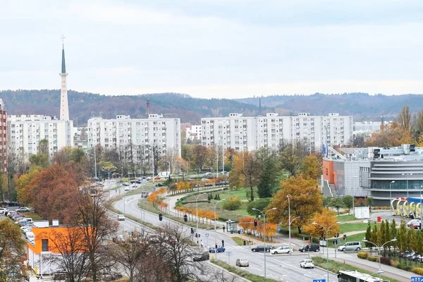 Pencereden Gdask Przymorze 'un görüntüsü, dalga formunda blok galerisinin görüntüsü, şehrin sonbahar renkleri.