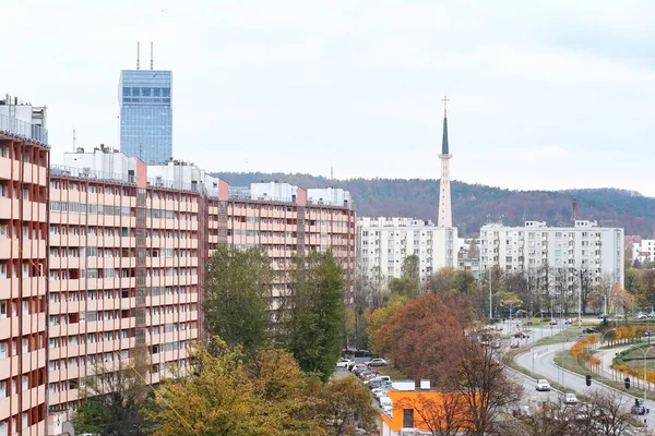 Gdask Przymorze 'daki konut bloğu dalga şeklindeki bina, pencereden görünen manzara, şehrin sonbahar renkleri