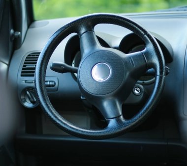 Arabanın iç tarafında deri direksiyon var.