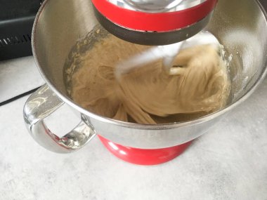 Muz ekmeği hamuru yemek makinesinde karıştırıyor.