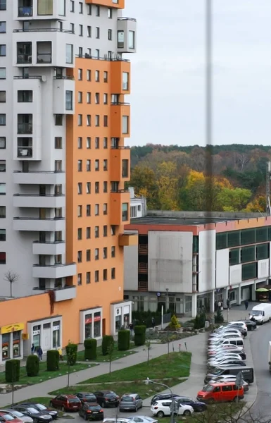 Gdansk 'taki malikanenin penceresinden turuncu gökdelen manzarası