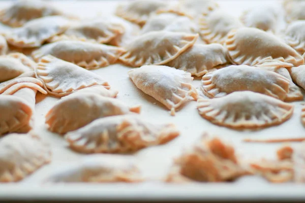 Tahtada lahana ve mantarlı meyveli börek yapıyorum.
