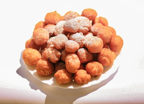 Pudra şekerli çörek topları dışarıda yenir. 