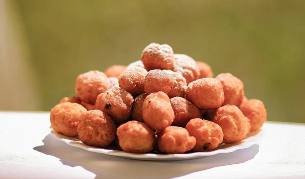 Pudra şekerli çörek topları dışarıda yenir. 