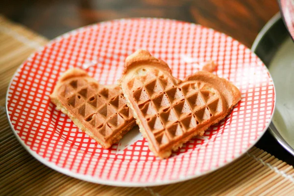 Kırmızı kareli tabakta altın waffle ocak şekli