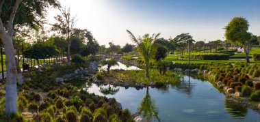 Etrafı insan yapımı bir göl.