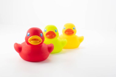 Bebek bakımı için üç farklı renkli banyo ördeği, beyaz arka planda izole edilmiş..