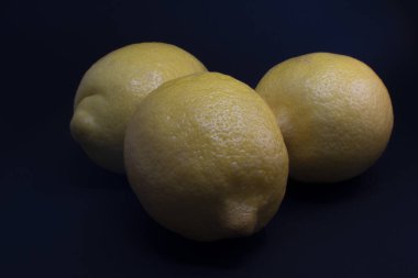 Tüm limonlar siyah arkaplanda