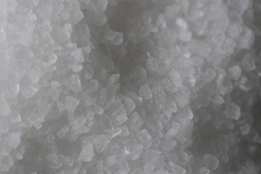 Deniz tuzu taneciklerinin yakın görüntüsü, desenli arka plan.