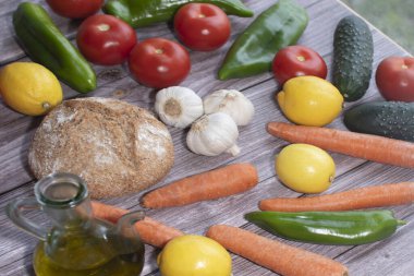 Domates, biber, limon, sarımsak, ekmek, yağ ve tuz. Endülüs gazpacho 'sunu hazırlamak için ahşap bir masada taze malzemeler..