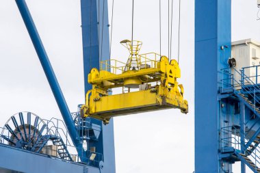 Rıhtım Gantry Turnası (QC), Sorong limanının avlusundaki Gemi Sahil Turnası (STS).