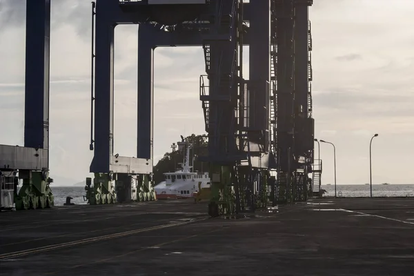 Rıhtım Gantry Turnası (QC), Sorong limanının avlusundaki Gemi Sahil Turnası (STS).