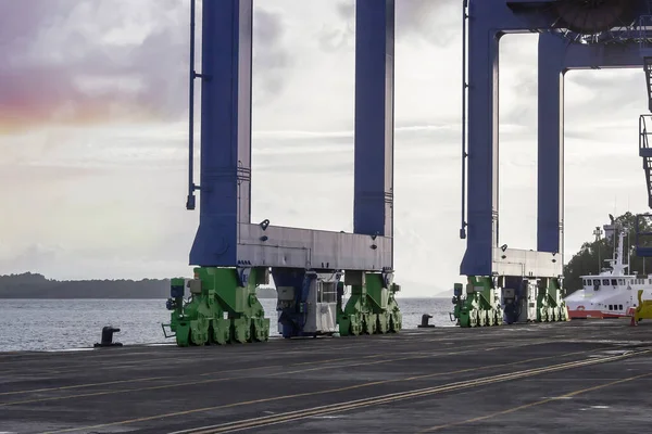 Rıhtım Gantry Turnası (QC), Sorong limanının avlusundaki Gemi Sahil Turnası (STS).