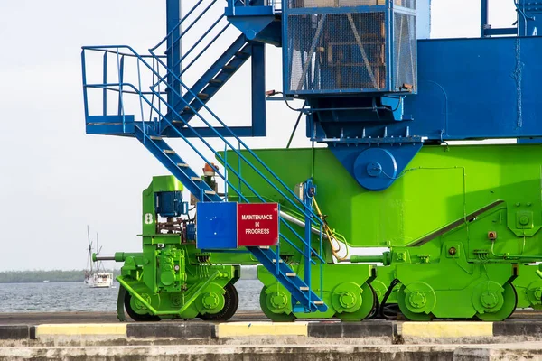 Rıhtım Gantry Turnası (QC), Sorong limanının avlusundaki Gemi Sahil Turnası (STS).