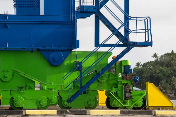 ソロン港の庭にあるQuay Gantry Crane Shore Crane Sts への船 — ストック写真