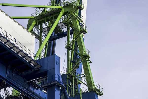 Rıhtım Gantry Turnası (QC), Sorong limanının avlusundaki Gemi Sahil Turnası (STS).