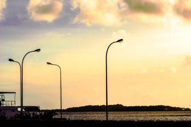 Gün batımında bir iskelenin manzarası