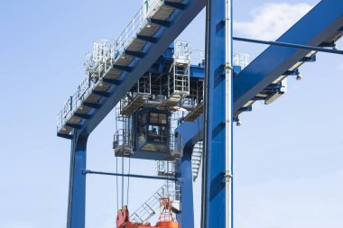 Rıhtım Gantry Turnası (QC), Sorong limanının avlusundaki Gemi Sahil Turnası (STS).