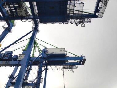 Rıhtım Gantry Turnası (QC), Sorong limanının avlusundaki Gemi Sahil Turnası (STS).