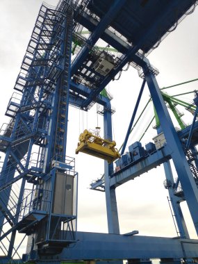 Rıhtım Gantry Turnası (QC), Sorong limanının avlusundaki Gemi Sahil Turnası (STS).