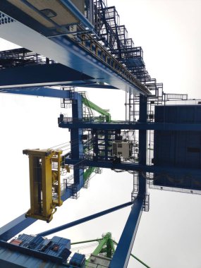 Rıhtım Gantry Turnası (QC), Sorong limanının avlusundaki Gemi Sahil Turnası (STS).