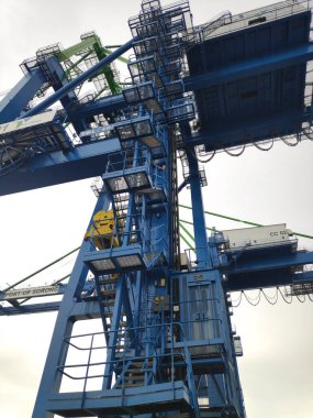 Rıhtım Gantry Turnası (QC), Sorong limanının avlusundaki Gemi Sahil Turnası (STS).