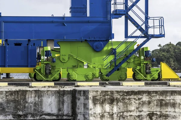 ソロン港の庭にあるQuay Gantry Crane Shore Crane Sts への船 — ストック写真