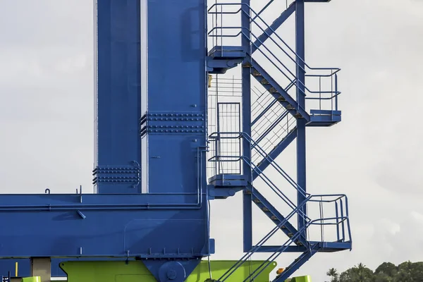 ソロン港の庭にあるQuay Gantry Crane Shore Crane Sts への船 — ストック写真