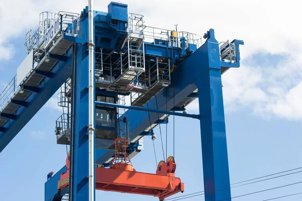 ソロン港の庭にあるQuay Gantry Crane Shore Crane Sts への船 — ストック写真