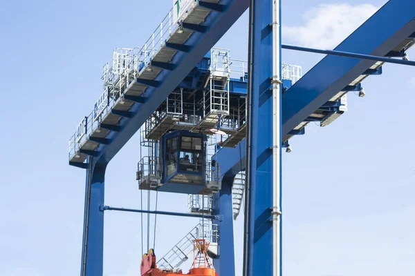 ソロン港の庭にあるQuay Gantry Crane Shore Crane Sts への船 — ストック写真