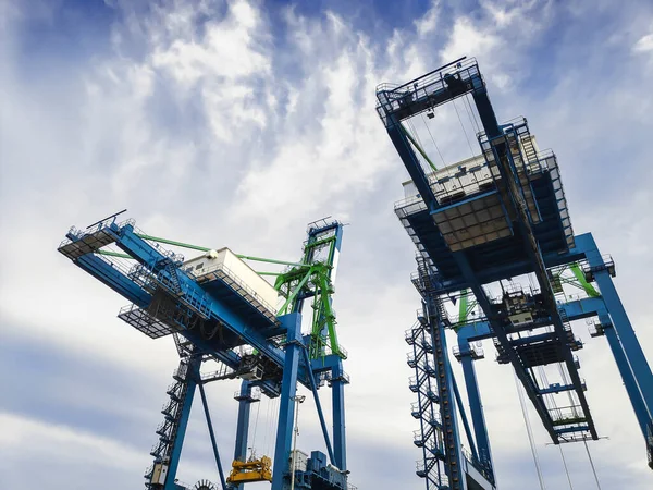 Rıhtım Gantry Turnası (QC), Sorong limanının avlusundaki Gemi Sahil Turnası (STS).