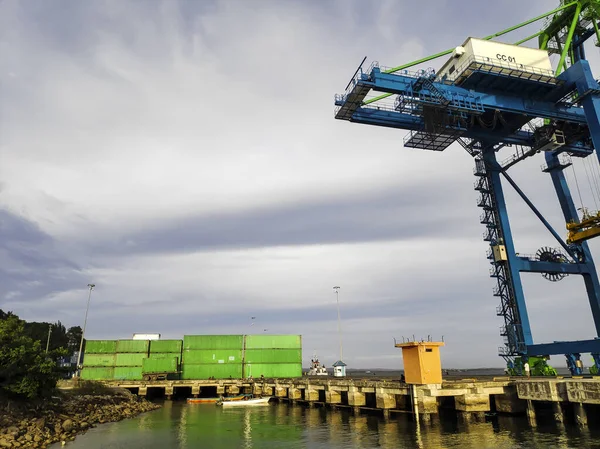 Rıhtım Gantry Turnası Sorong Limanının Avlusundaki Gemi Sahil Turnası Sts — Stok fotoğraf