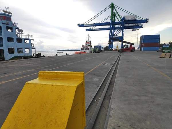 Traťová Zastávka Obřího Přístavního Jeřábu Dvoře Sorong Harbouru — Stock fotografie