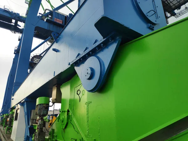 Rıhtım Gantry Turnası (QC), Sorong limanının avlusundaki Gemi Sahil Turnası (STS).
