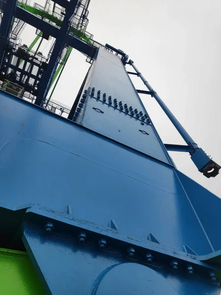 Rıhtım Gantry Turnası (QC), Sorong limanının avlusundaki Gemi Sahil Turnası (STS).