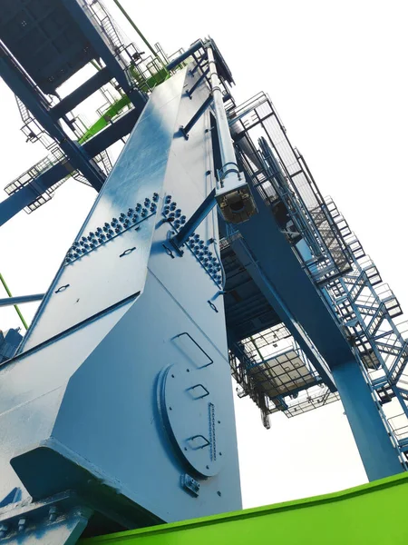 Rıhtım Gantry Turnası (QC), Sorong limanının avlusundaki Gemi Sahil Turnası (STS).