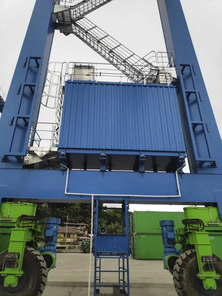 Gumiabroncs Gantry Crane Sorong Kikötő Udvarán — Stock Fotó