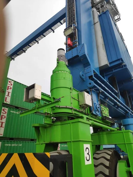 Rubber Tyred Gantry Crane Sorong Limanı Avlusunda — Stok fotoğraf