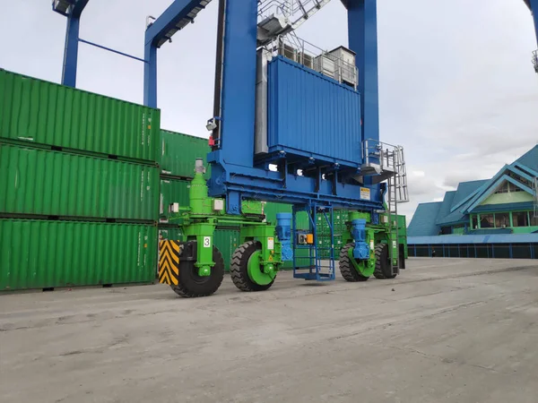 Rubber Tyred Gantry Crane Sorong Limanı Avlusunda — Stok fotoğraf