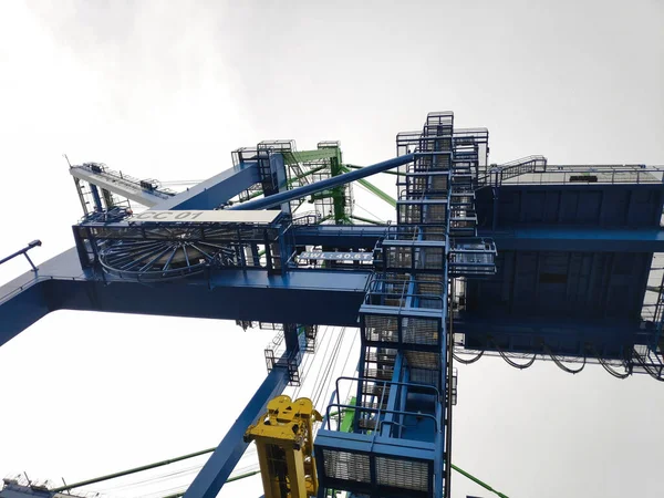 Rıhtım Gantry Turnası Sorong Limanının Avlusundaki Gemi Sahil Turnası Sts — Stok fotoğraf