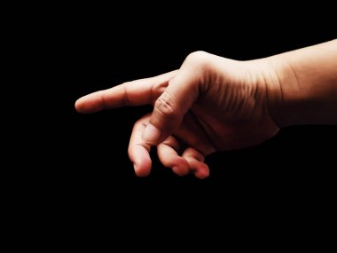 Siyah arkaplanda parmak işareti hareketi